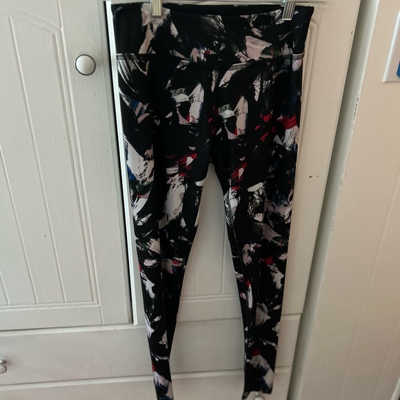 BEYOND YOGA Stylish Women’s Floral Print Leggings in EUC with Comfortable Fit - Picture 3 of 7
